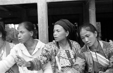 Trois chanteuses de dandan, Talodok (Baruppu'), 1993., Three singers of the chorus of the rising sun ritual, Talodok (Baruppu’), 1993. (anglais), Tiga penyanyi perempuan dari kor besar aluk rampe matallo. Daerah Baruppu’, Kampung Talodok, 1993. (indonésien) la vignette