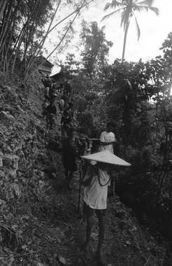 20. Cercueil emporté vers la sépulture, Bokko, 1993., 20. To the grave, Bokko, 1993. (anglais), 20). Bokko, 1993. Menuju makam. (indonésien) la vignette