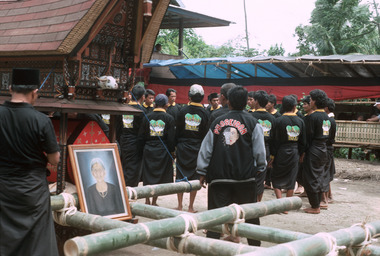 Vue des chanteurs et du catafalque, Rantetayo, 1993., View of singers and catafalque, Rantetayo, 1993. (anglais), Penyanyi dan saringan, Rantetayo, 1993. (indonésien) la vignette