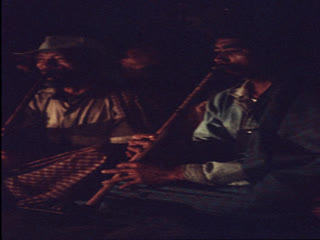 Deux joueurs de flûtes suling deata., Two suling deata flautists. (anglais), Dua pemain suling. Suling deata, 1993. (indonésien) la vignette