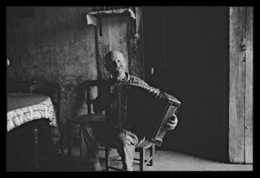 Jean-Baptiste Duchon, informateur et musicien, jouant de l'accordéon chez lui la vignette