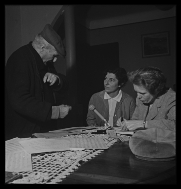 Alphonse Bergues, Claudie Marcel-Dubois et Marie-Marguerite Pichonnet-Andral pendant l'information la vignette