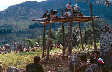 Platform (bala’kaan), To’ Barana’, 2000. Ne' Sulo’s funeral., Plate-forme bala'kaan, funérailles de Ne' Sulo, village To' Barana', 2000. (French), Bala’kaan, kampung To’ Barana’, 2000. Pemakaman dari Ne’ Sulo. (Indonesian) thumbnail
