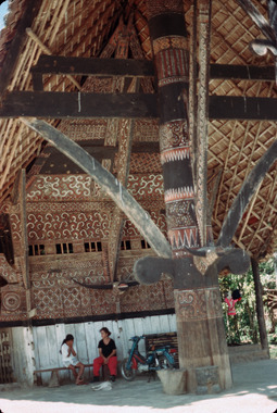 Under a house at Mamasa, 1993., Sous une maison à Mamasa, 1993. (French), Di bawah naungan sebuah rumah di Mamasa, 1993. (Indonesian) thumbnail