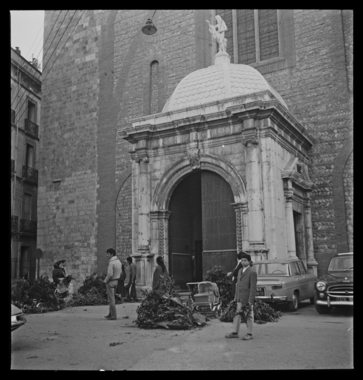 Cathédrale Saint-Jean de Perpignan, dimanche des Rameaux 1963, vente de palmes et de lauriers par des gitans la vignette