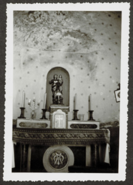 E.2.2.14.1.1.001. Intérieur de la chapelle : petite statue et cierges la vignette