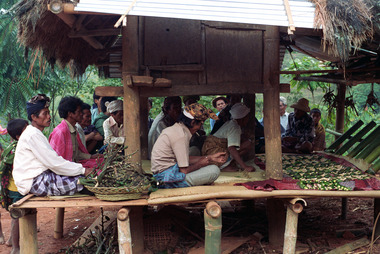 The offerings on the rice granary., Les offrandes sur le grenier à riz. (French), Sesajen, di arahkan ke timur, di atas beranda lumbung padi. (Indonesian) thumbnail
