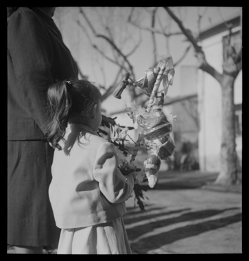 Perpignan, dimanche des Rameaux, fillette portant une palme décorée la vignette