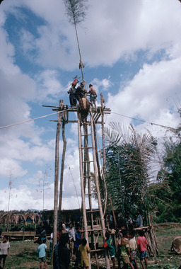 Les officiants en haut de la tour., The to minaa on top of the platform. (anglais), Para orang bijak di atas menara. (indonésien) la vignette