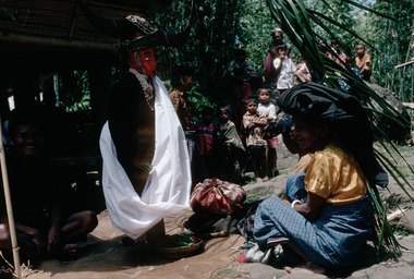 6. Offering to the effigy, Pangleon (Saluputti), 1993., 6. Offrande à l'effigie, à Pangleon (canton Saluputti), 1993. (French), 6). Sesajen untuk patung. Pangleon (Kecamatan Saluputti), 1993. (Indonesian) thumbnail