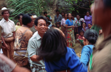 Transe féminine lors du rituel maro, Sereale, 1993., Female trance, maro ritual, Sereale, 1993. (anglais), Para wanita yang kesurupan pada saat ritus maro, Sereale, 1993. (indonésien) la vignette