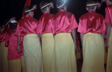 Danse bugi', lors d'un festival de folklore (Pekan Budaya), Makassar, 1993., Bugi’ dance at a folklore festival (*Pekan Budaya), Makassar, 1993. (anglais), Tarian bugi’ dalam suatu Pekan Budaya, Makassar, 1993.  (indonésien) la vignette