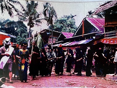 Cortège d'invités mené par un flûtiste, Tallung Lipu, 1993., Line of guests led by a flautist, Tallung Lipu, 1993. (anglais), Barisan tamu yang dibawa oleh seorang pemain suling, Tallung Lipu, 1993. (indonésien) la vignette