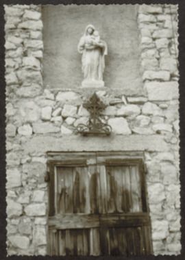 E.2.2.06.1.1.008. Porte d'entrée de la chapelle surmontée d'une statue de la vierge la vignette