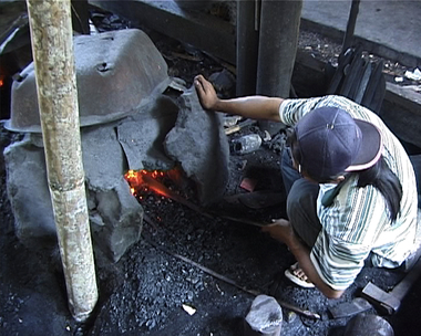 Le four de la forge à Batutumonga, 2001., The furnace of the forge at Batutumonga, 2001. (anglais), Tanur bengkel pandai besi di Batutumonga, 2001. (indonésien) la vignette