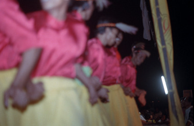 Danse bugi', festival de folklore, Makassar, 1993., Bugi’ dance, folklore festival, Makassar, 1993. (anglais), Tarian bugi’, Pekan Budaya, Makassar, 1993. (indonésien) la vignette