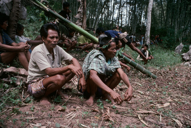 La tête ceinte d'une cordelette en signe de deuil, Bokko, 1993., Mark of mourning: a cord wound round the head, Bokko, September 1993. (anglais), Tanda berduka: kepala yang berikat, Bokko, 1993. (indonésien) la vignette