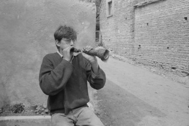 Fabrication d’un hautbois d’écorce : essai de son simultané des deux instruments terminés (René Marot, 17 ans) la vignette