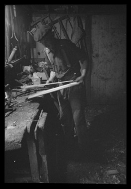 Léonce Mano dans son atelier confectionnant une rhombe. Choix du bois la vignette