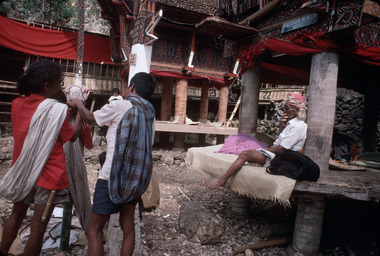19. Fabrication de l'effigie à Bokko, septembre 1993., 19. Making the effigy at Bokko, September 1993. (anglais), 2). Pembuatan patung di Bokko, September 1993. (indonésien) la vignette