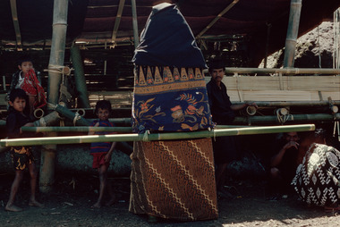 La chaise à porteur pour la veuve, Pangleon, 1993., The sedan chair for the widow, Pangleon 1993. (anglais), Tandu untuk janda, Pangleon 1993. (indonésien) la vignette