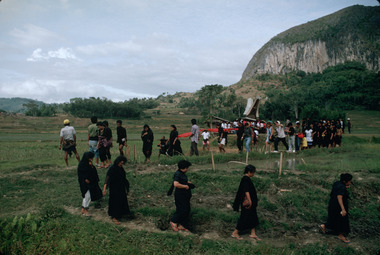 1. Le défunt parcourt ses rizières une dernière fois. Funérailles de Puang Laso' Gau' Lembang, Randanan, Mengkendek, mi-août 1991., 1. The deceased tours his paddy fields for the last time, funeral of Puang Laso' Gau' Lembang, Randanan, Mengkendek, mid-August 1991. (anglais), 1). Mendiang meninjau sawah-sawahnya untuk terakhir kali. Pemakaman Puang Laso’ Gau’ Lembang, Randanan, Mengkendek, pertengahan Agustus, 1991. (indonésien) la vignette