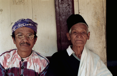Ne' Dekke, ancien grand chanteur de badong et de simbong, Pangngala', 2001., Ne' Dekke, great badong and simbong singer, Pangngala’, 2001. (anglais), Ne’ Dekke, seorang penyanyi senior terkenal untuk badong dan simbong, Pangngala’, 2001. (indonésien) la vignette