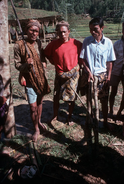 Chant au bua' kasalle, Deri, 1993., Song at the bua’ kasalle, Deri, 1993. (anglais), Nyanyian ritus bua’, Deri, 1993. (indonésien) la vignette