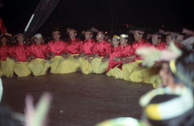 Danse bugi', festival de folklore, Makassar, 1993., Bugi’ dance, folklore festival, Makassar, 1993. (anglais), Tarian bugi’, Pekan Budaya, Makassar, 1993. (indonésien) la vignette