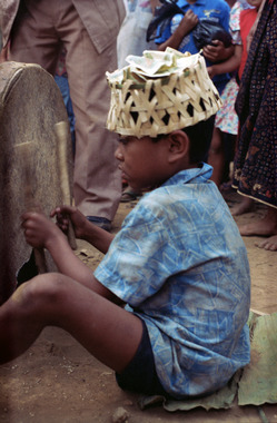 L'enfant au tambour., The child with the drum. (anglais), Anak dengan gendang maro, 1993. (indonésien) la vignette