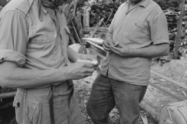 Jean Renard et Raymond Schnitz. Fabrication d'un mirliton en sureau : fixation d'une feuille de papier à  la vignette