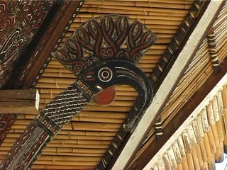 VIDEO: Volatile poule-serpent sur le pignon d'une maison., VIDEO: Bird chicken-serpent on house gable. (anglais), Burung-burungan “ayam-ular” (ula’ rae) pada pedimen sebuah rumah. (indonésien) la vignette