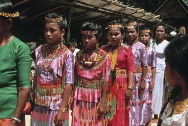 Danseuses de gellu', rituel catholique (ma'kurre sumanga'), Tiroan, 1993., Gellu’ dancers, bua’ kasalle, Tiroan, 1993. (anglais), Penari gellu’, pada pesta bua’, Bittuang, 1993. (indonésien) la vignette