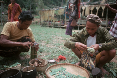 Offrandes le jour de la grande danse manganda', Deri, 1993. Burake Lumbaa et Pong Limbong., Offerings on manganda’ day. (anglais), Persembahan pada hari mangnganda’. (indonésien) la vignette