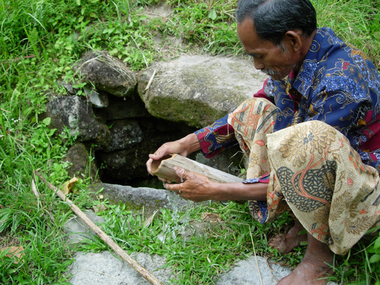 Ambe' Rapi' devant un puits (turunan, bubun), Awan, 2005., Ambe' Rapi' in front of a wells (turunan, bubun), Awan, 2005. (anglais), Ambe’ Rapi’ depan sebuah sumur (turunan, bubun), Awan, 2005. (indonésien) la vignette