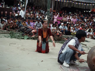 Danseuse de gellu', à la fête ma'kurre sumanga', version catholique du bua' kasalle, Tiroan, 1993., Gellu’ dancer, at ma’kurre sumanga’, a Catholic thanksgiving celebration, Tiroan, 1993. (anglais), Penari ma’gellu’, ritus bua’ kasalle Katolik, Tiroan, 1993. (indonésien) la vignette