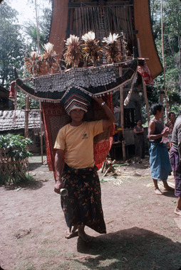 Headdress made for the manganda’ dance, bua' kasalle ritual, 1993., Coiffe confectionnée pour la danse manganda', rituel bua' kasalle, 1993. (French), Tudung yang dibuat untuk to manganda’, ritus bua’, Deri, 1993. (Indonesian) thumbnail