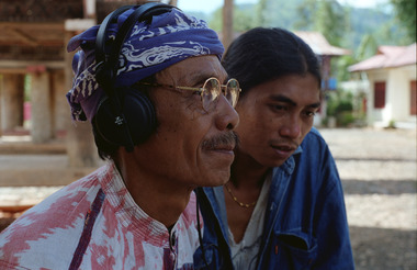 Ne' Dekke, ancien meneur de badong, travaillant sur les paroles, Pangngala', 2001., Badong leader Ne' Dekke, 2001. (anglais), Ne’ Dekke, pembawa acara badong, sedang mengolah wacana, 2001. (indonésien) la vignette