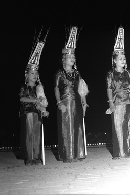 Singer's costume, folklore festival, Makassar, 1993., Tenue de chanteuse, festival de folklore, Makassar, 1993. (French), Pakaian penyanyi wanita, festival folklor, Makassar, 1993. (Indonesian) thumbnail
