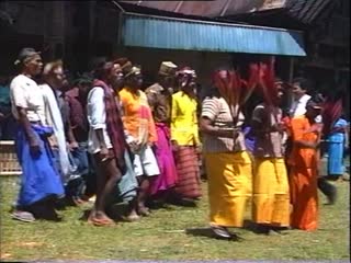 VIDEO : Bugi’ en rang, hors contexte, 1993. Les paroles sont : Bugi’ dio randan langi’/sadio-dio na mai/sau’ untangangana lalanna/sama erun-erunanna/ Mekutana lako lalan/meusik lako lambanan/ dirante-rantean padang/dirampasan lan tanite/nanai torro ma’pangngan/unnisung ma’lea-lea. « Bugi' au bord du ciel, progresse de là-bas, s'avance de plus en plus, se rapproche de plus belle, on demande vers là-bas, on questionne par-delà, arrive par le chant, dépasse la montagne, là il s'arrête pour chiquer, il s'assoit et crache rouge. », VIDEO: Bugi’ in rows, out of context, 1993. The words are: Bugi’dio randan langi'/sadio-dio na mai/sau' untangngana lalanna/sama erun-erunanna/ Mekutana lako lalan/meusik lako lambanan/ dirante-rantean padang/dirampasan lan tanite/nanai torro ma'pangngan/unnisung ma'lea-lea. ‘Bugi’ at the edge of the sky/ progresses from over there/ further and further forward/closer and closer/ it is asked yonder/ it is questioned beyond/ arriving through the song/ going beyond the mountain/there he stops to chew/ he sits down and spits red’. (anglais), Bugi’ berderet, di luar konteks, 1993. Kata-katanya adalah: Bugi’ dio randan langi’/ sadio-diona mai/ sau’ untangnganna lalanna/ sama erun-erunanna/ mekutana lako lalan/ meusik lako lambanan/ dirante-rantean padang/ dirampasan lan tanete/ nanai torro ma’pangngan/ unnisung ma’lea-lea. “Bugi’ di tepian langit, bergerak mendekat, di tengah perjalanan, bertahap mendekat, bertanya dalam perjalanan, ditanyakan pada seberang, tanah yang rata, lepas di bukit, tempat ia mengunyah sirih, sambil duduk dengan ludah merah darah”. (indonésien) la vignette