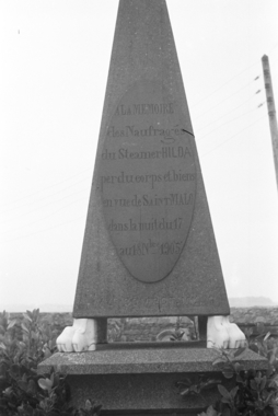 Cimetière de Roscoff. Monument à la mémoire de Johnnies mort en Angleterre pendant une campagne (French) thumbnail