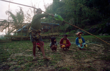 The burake with the tumbang on the field. Bua’ kasalle, Bamba (Deri), 1993., Le burake avec les officiées sur le grand champ, bua' kasalle, Bamba (Deri), 1993. (French), Para pemangku adat burake bersama petugas dalam arena yang luas. Ritus bua’, Bamba, Deri, 1993. (Indonesian) thumbnail