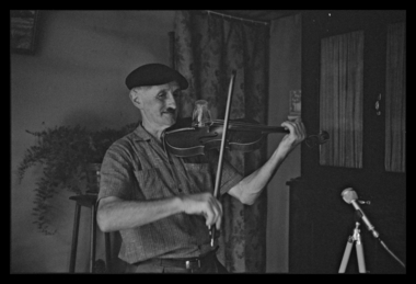 Henri Dauba jouant du violon avec un verre retourné sur le chevalet la vignette