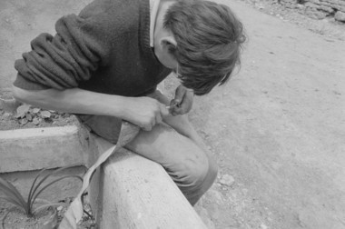 René Marot, 17 ans. Fabrication d'un hautbois d'écorce : amincissement de l'extrémité (anche). la vignette
