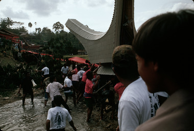 3. The deceased crosses a river. Puang Laso' Gau’ Lembang’s funeral, Randanan, Mengkendek, mid-August 1991., 3. Le défunt traverse une rivière. Funérailles de Puang Laso' Gau' Lembang, Randanan, Mengkendek, mi-août 1991. (French), 3). Mendiang menyeberangi sebuah sungai. Pemakaman Puang Laso’ Gau’ Lembang, Randanan, Mengkendek, pertengahan Agustus 1991. (Indonesian) thumbnail
