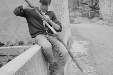 René Marot, 17 ans. Fabrication d'un hautbois d'écorce : déroulement de l'écorce. la vignette