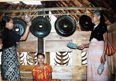 Jeu de quatre gongs suspendus à Mamasa, photo : James Temple., Set of four suspended gongs at Mamasa, photograph: James Temple. (anglais), Perangkat empat gong digantungkan di Mamasa, foto: James Temple. (indonésien) la vignette