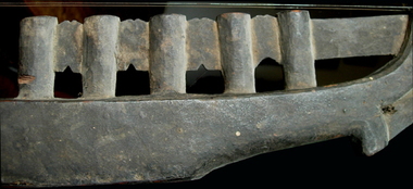 Détail des repose doigts du luth de Mamasa., Detail of Mamasa plucked lute finger-posts. (anglais), Detail tempat jari lut di Mamasa. (indonésien) la vignette