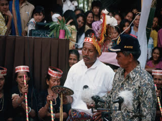 Chant retteng deata, au rituel catholique (ma'kurre sumanga'), Tiroan, 1993., Retteng deata song, during a thanksgiving celebration called ma'kurre sumanga’, Tiroan, December 1993. (anglais), Nyanyian retteng deata. Ritus bua’ Katolik, Tiroan, Bittuang, 1993. (indonésien) la vignette