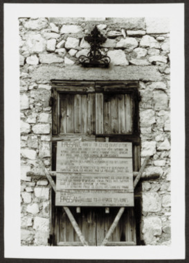 E.2.2.06.1.1.004. Ermitage de Notre-Dame d'Esparon, devant la porte de la chapelle (French) thumbnail